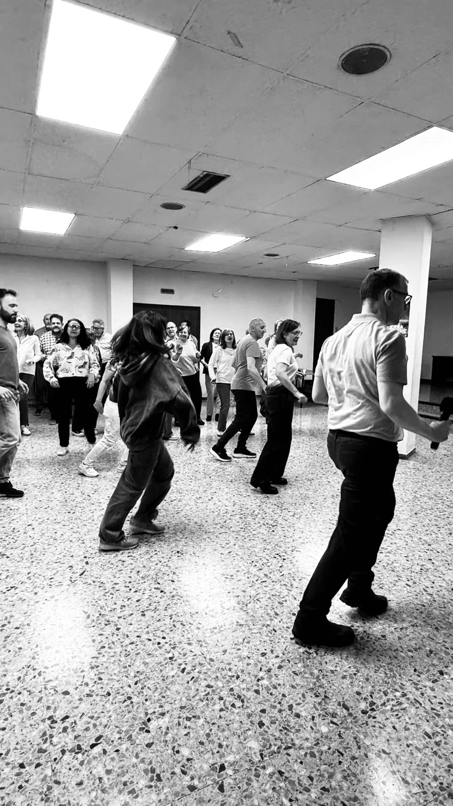 Ensayo de Locus Musicales: el coro trabajando una coreografía