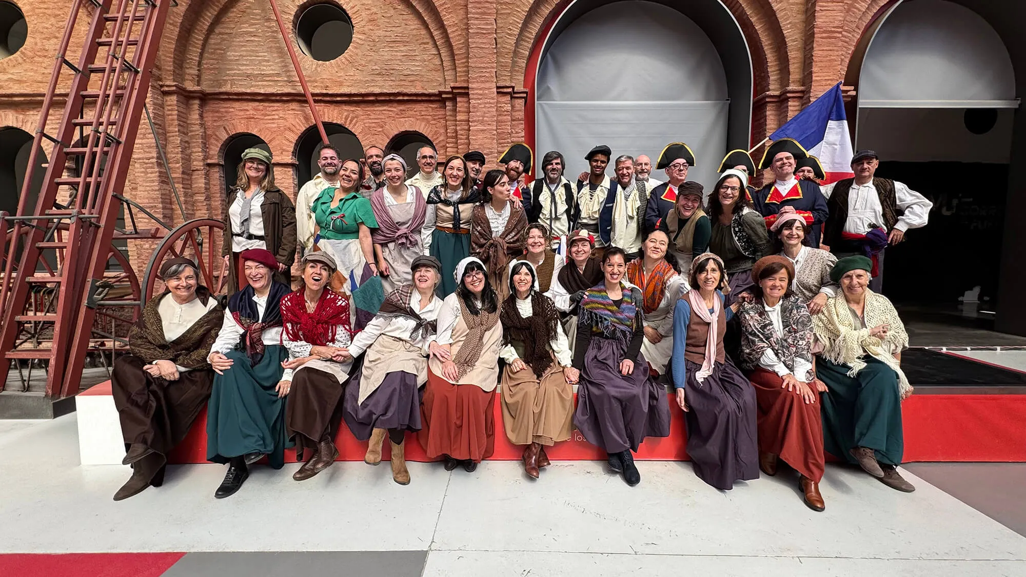 La Troupe al completo, de Los Miserables, en el Museo del Fuego de Zaragoza